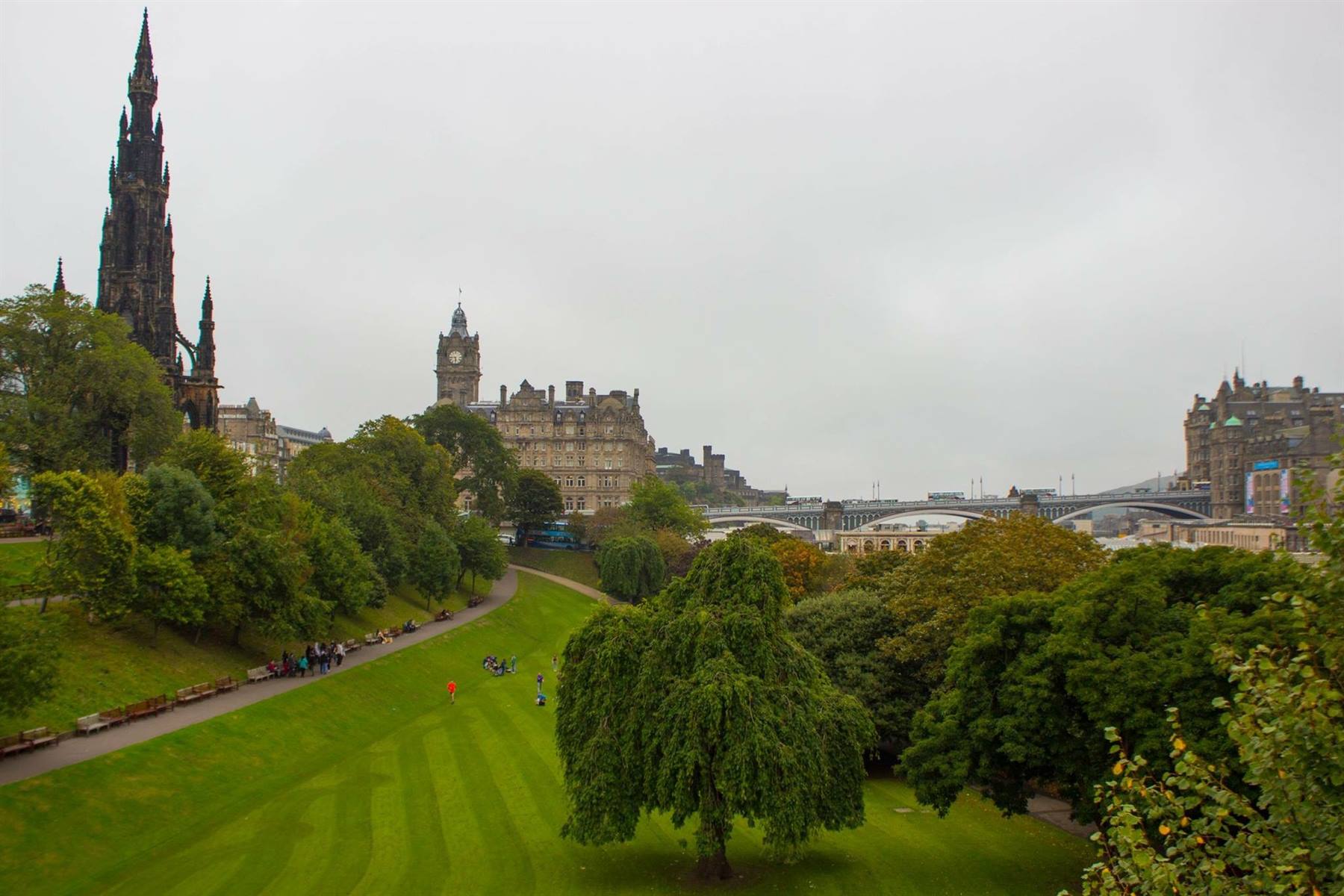 Edimburgo: Scott Monument e giardini di Princes Street sotto il cielo grigio