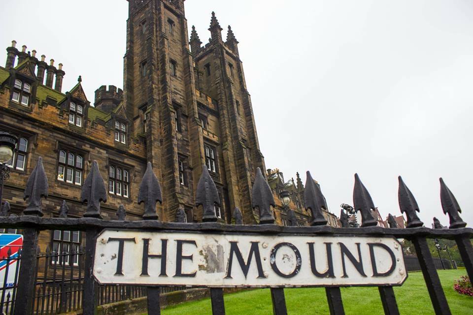 Insegna The Mound su cancellata nera davanti a un edificio neogotico in pietra a Edimburgo