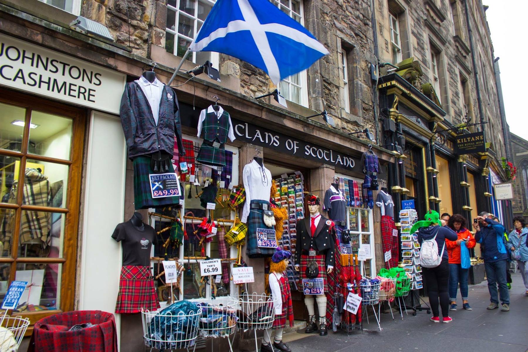 Negozio di cashmere sulla Royal Mile di Edimburgo, bandiera scozzese e turisti