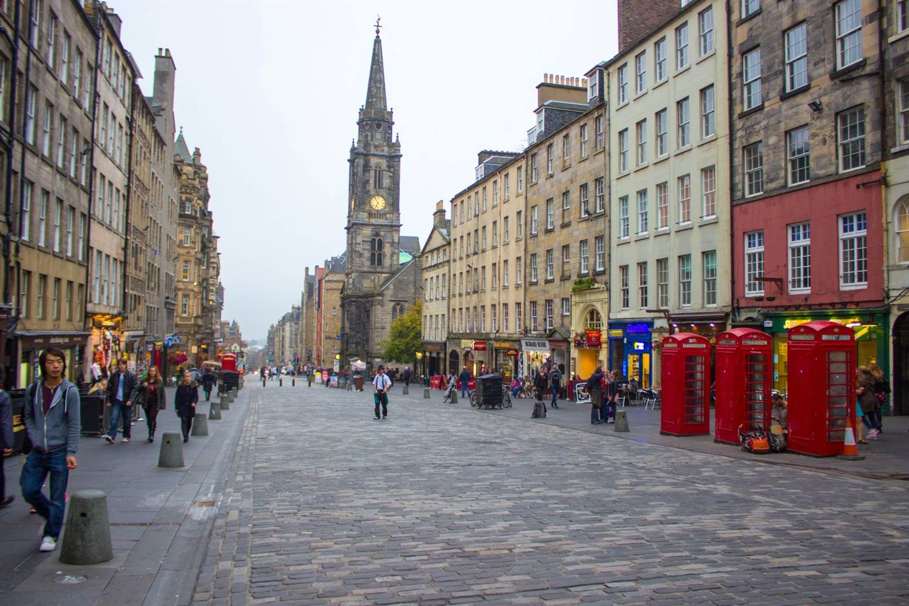 La Royal Mile a Edimburgo, cabine telefoniche rosse e guglia lungo il selciato