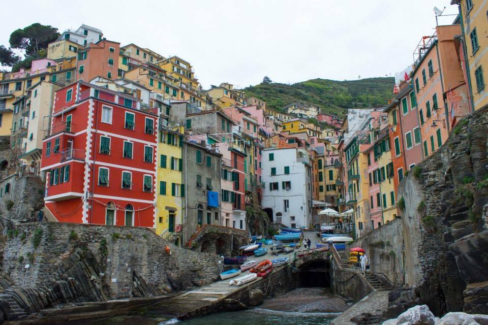 Riomaggiore, case colorate a strapiombo sul canale con barche