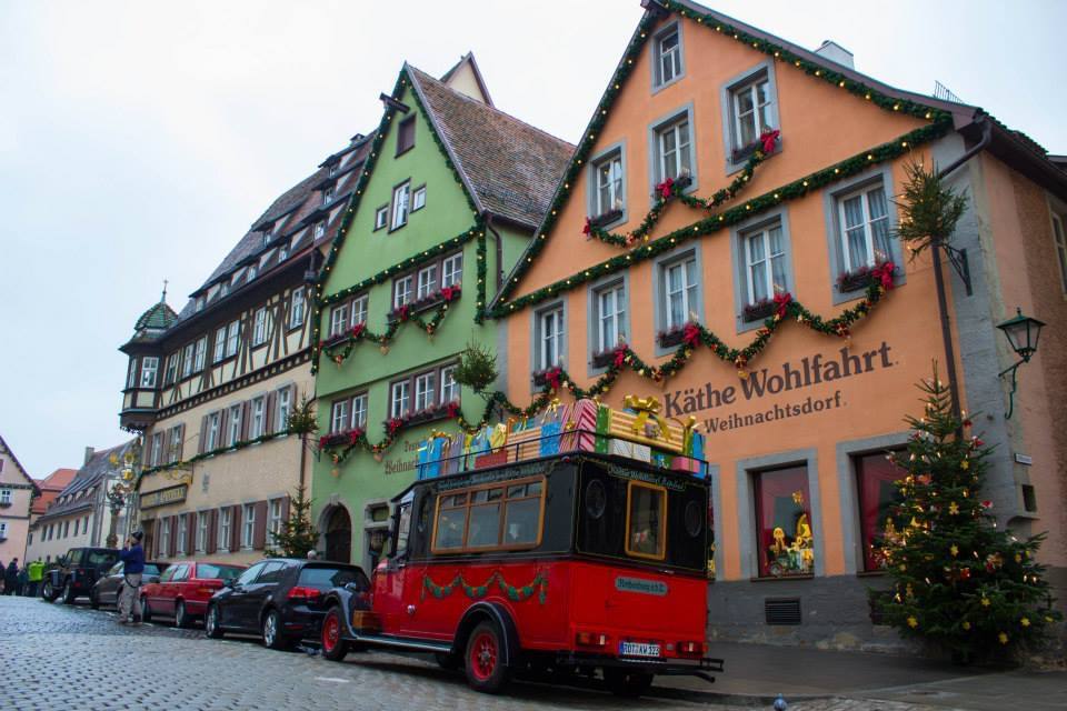 Camion rosso decorato davanti al negozio Käthe Wohlfahrt a Rothenburg ob der Tauber