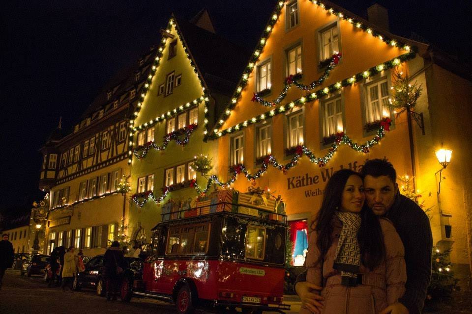 Coppia davanti al negozio Käthe Wohlfahrt di Rothenburg illuminato a Natale