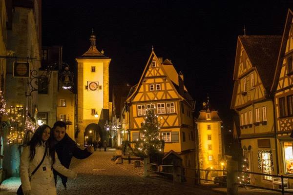 Couple at night in front of the Plönlein, illuminated half-timbered houses in Rothenburg