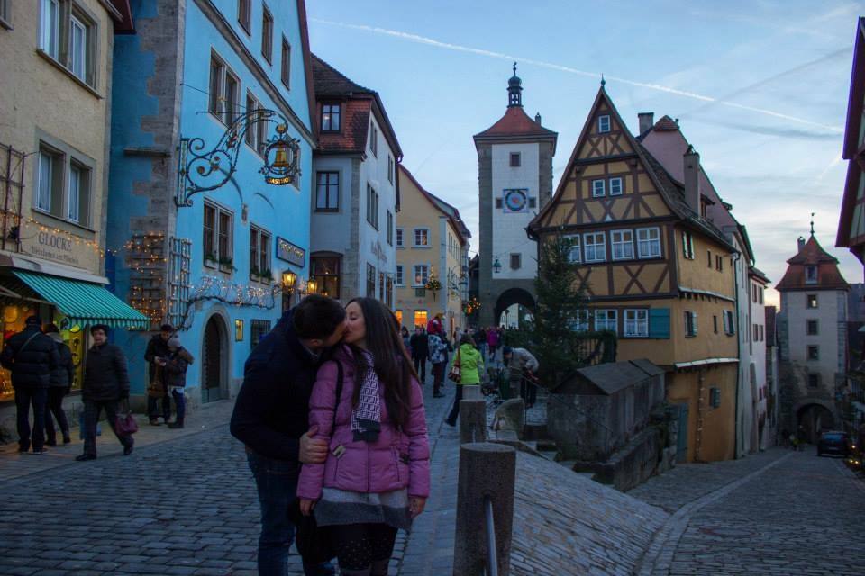 Coppia si bacia in strada acciottolata davanti al Plönlein, Rothenburg ob der Tauber