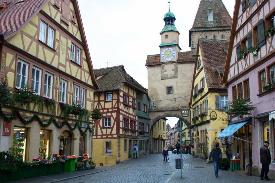 Case a graticcio e torre con orologio a Rothenburg ob der Tauber