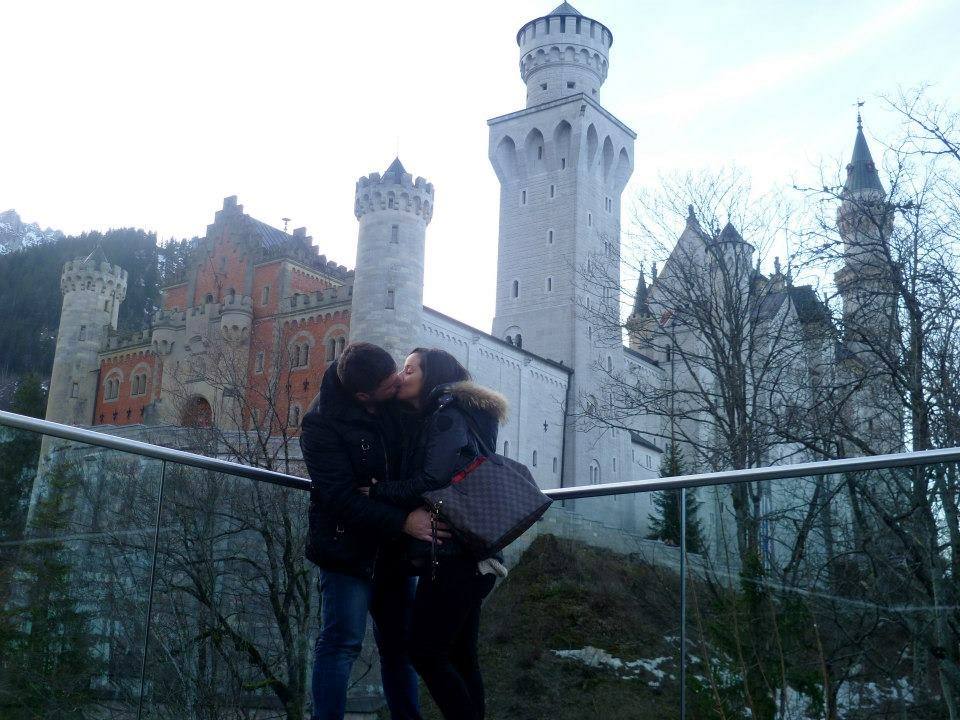 Coppia che si bacia davanti al castello di Neuschwanstein in inverno