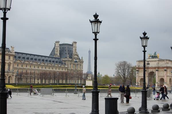 Cast-iron lampposts before the Louvre, with the Eiffel Tower and Arc de Triomphe du Carrousel