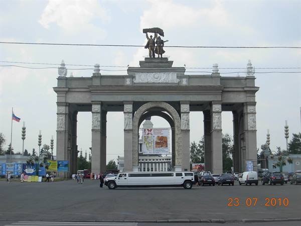 Moscow - All-Russian Exhibition Center, entrance with little Hammer!