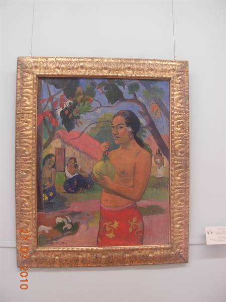 St Petersburg - Hermitage museum, Paul Gaughin 'Woman holding a fruit'