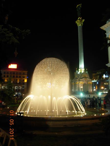 Maidan Nezalezhnosti square at night
