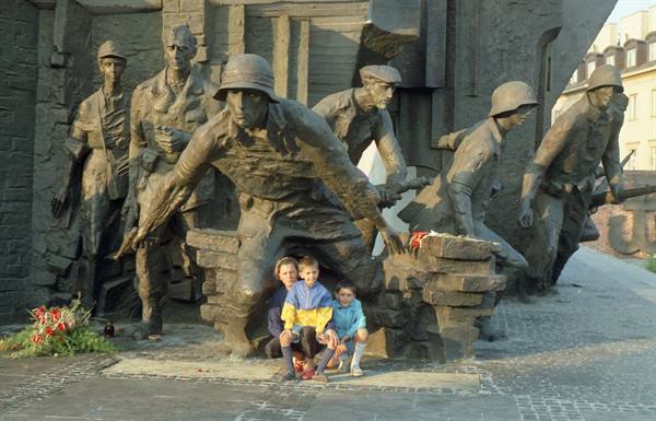 Warsaw - war monument