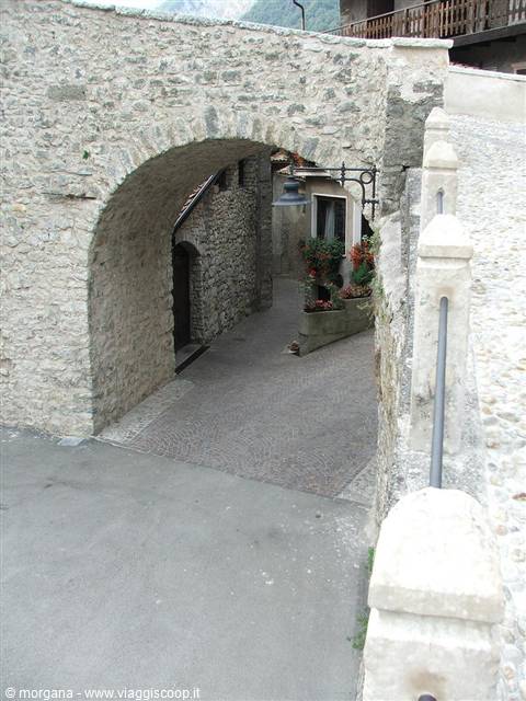 Tenno (street below the castle)