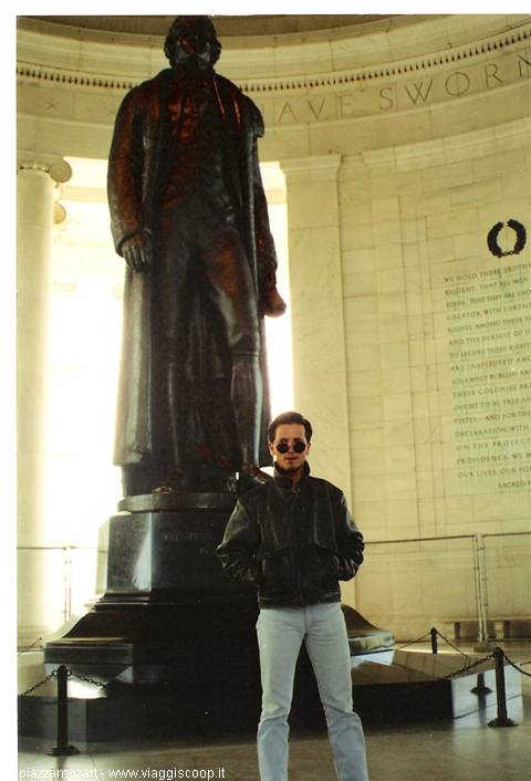 Tourist in leather jacket in front of the bronze Thomas Jefferson statue at the Jefferson Memorial
