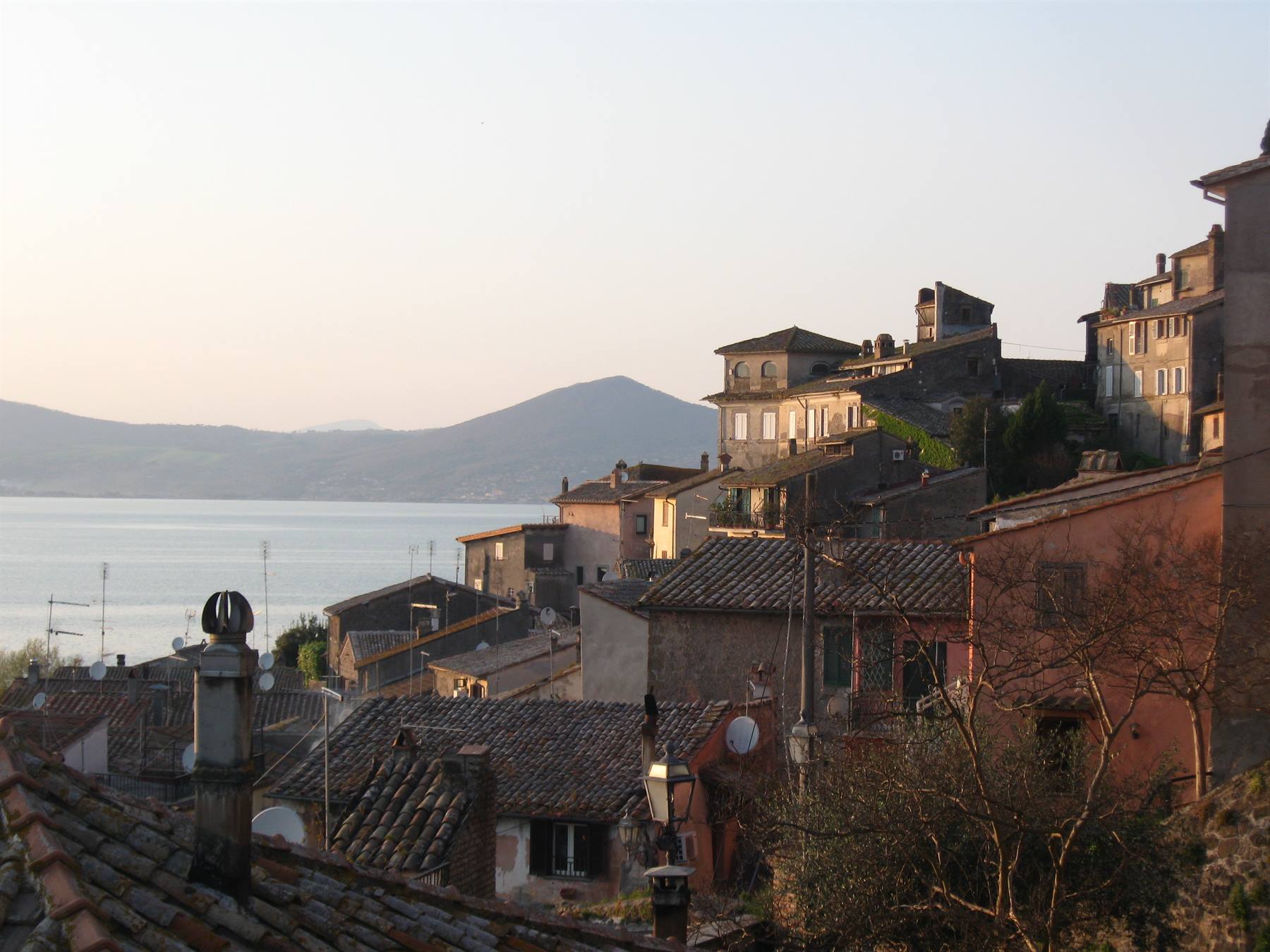 Tetti in cotto di Anguillara Sabazia sul lago di Bracciano, luce dorata