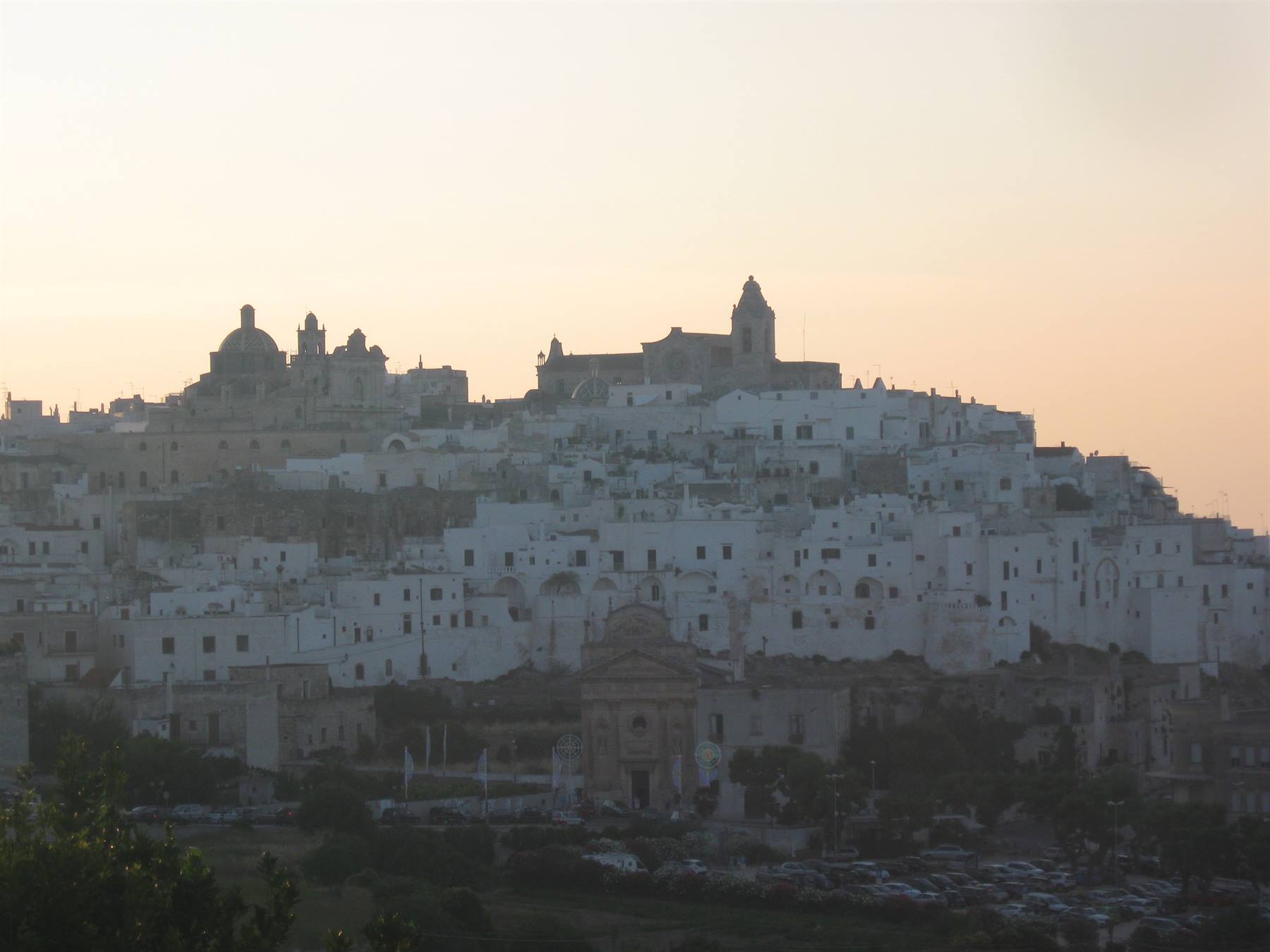 Ostuni, la città bianca, case e chiese sul colle nella luce calda