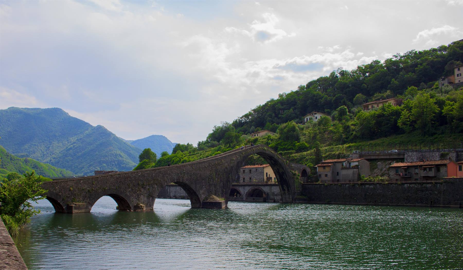 Ponte della Maddalena a Borgo a Mozzano, arcata in pietra sul fiume Serchio