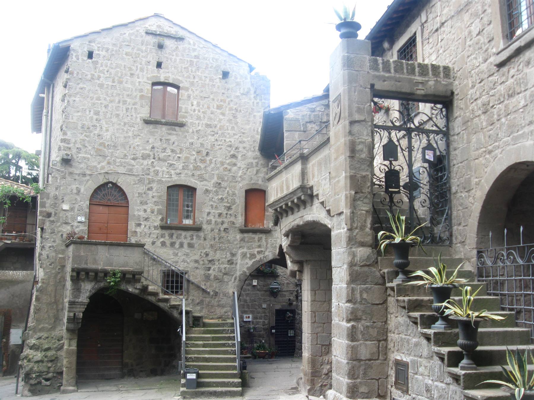 Case in pietra vulcanica con scalinate e porta in ferro battuto a Vitorchiano