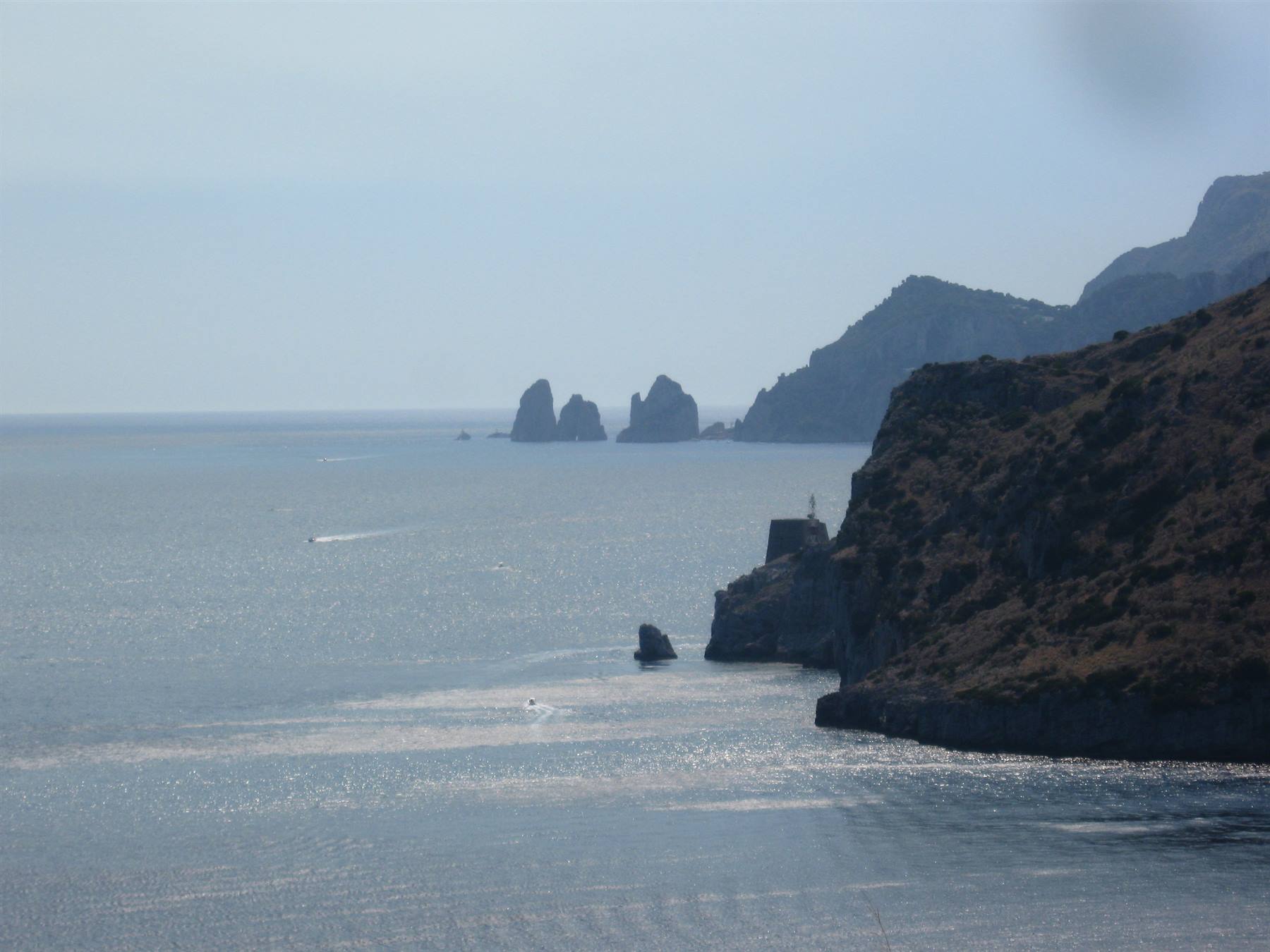 Il faro di Punta Carena e i faraglioni di Capri tra scogli a strapiombo sul mare