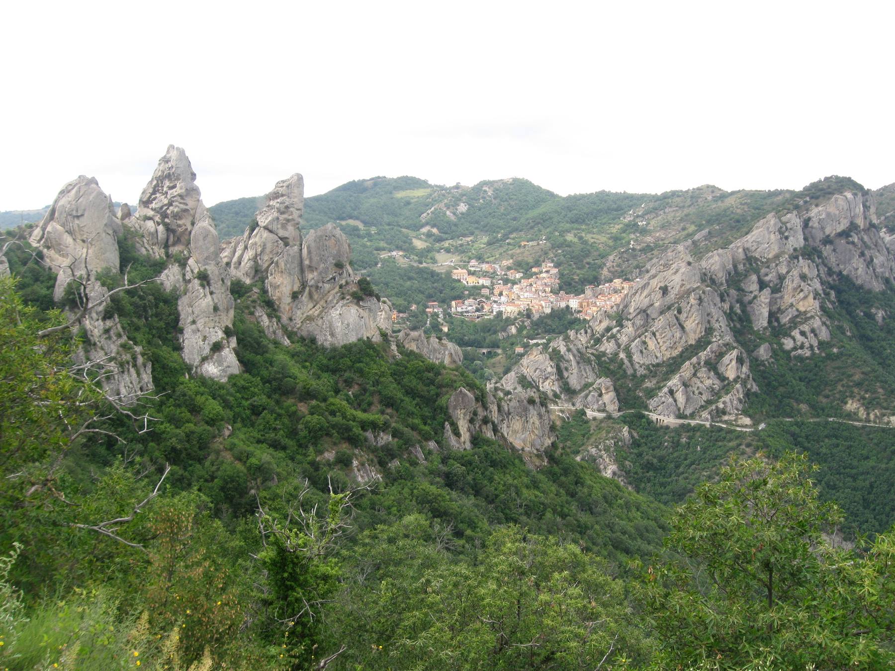 Borgo tra le guglie rocciose delle Dolomiti Lucane, Castelmezzano