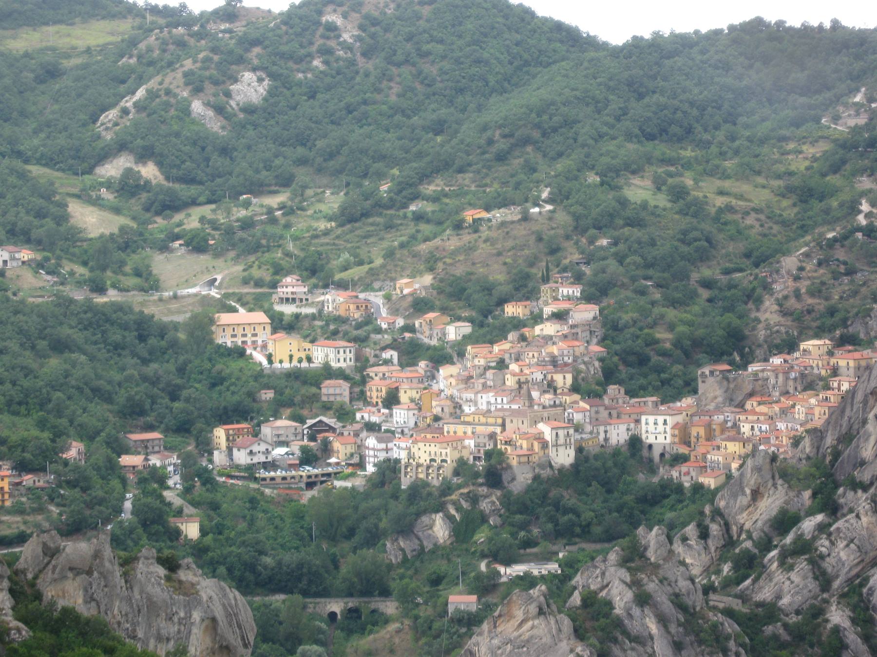 Villaggio di case colorate tra boschi e rocce delle Dolomiti Lucane
