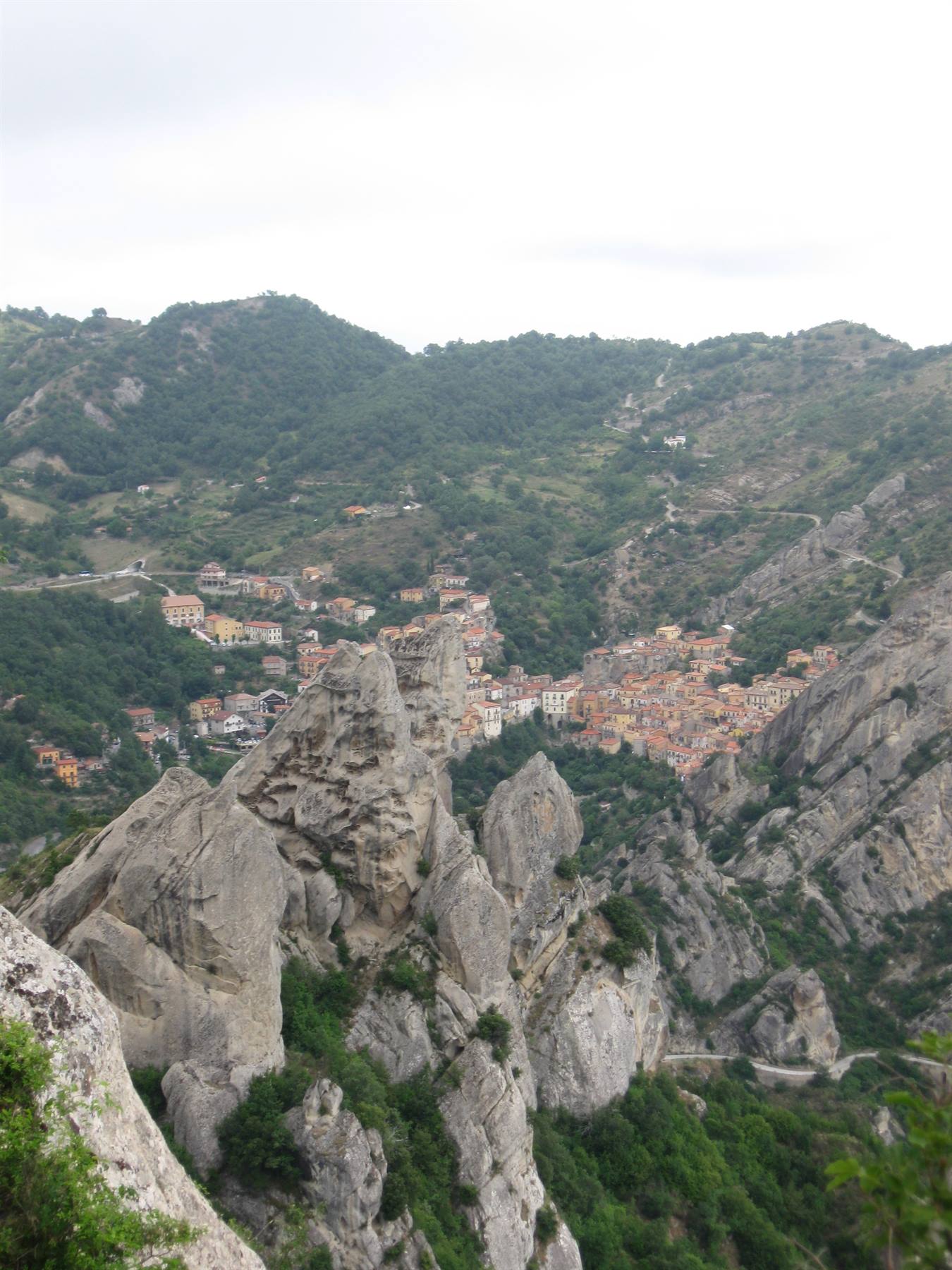 Castelmezzano tra le Dolomiti Lucane, case aggrappate alla roccia sotto un cielo grigio