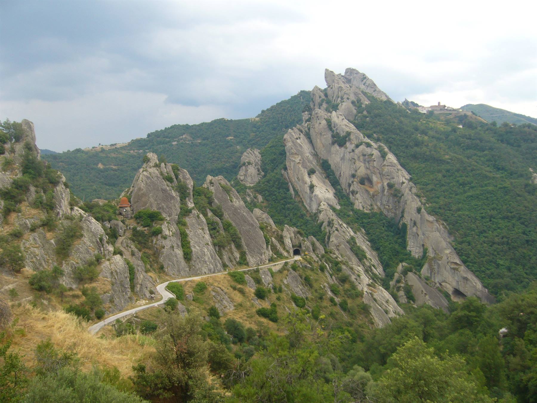 Strade tortuose e tunnel tra le rupi grigie delle Dolomiti Lucane, castelmezzano