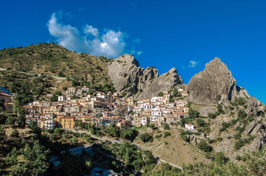 Castelmezzano, case colorate tra le rocce delle Dolomiti Lucane