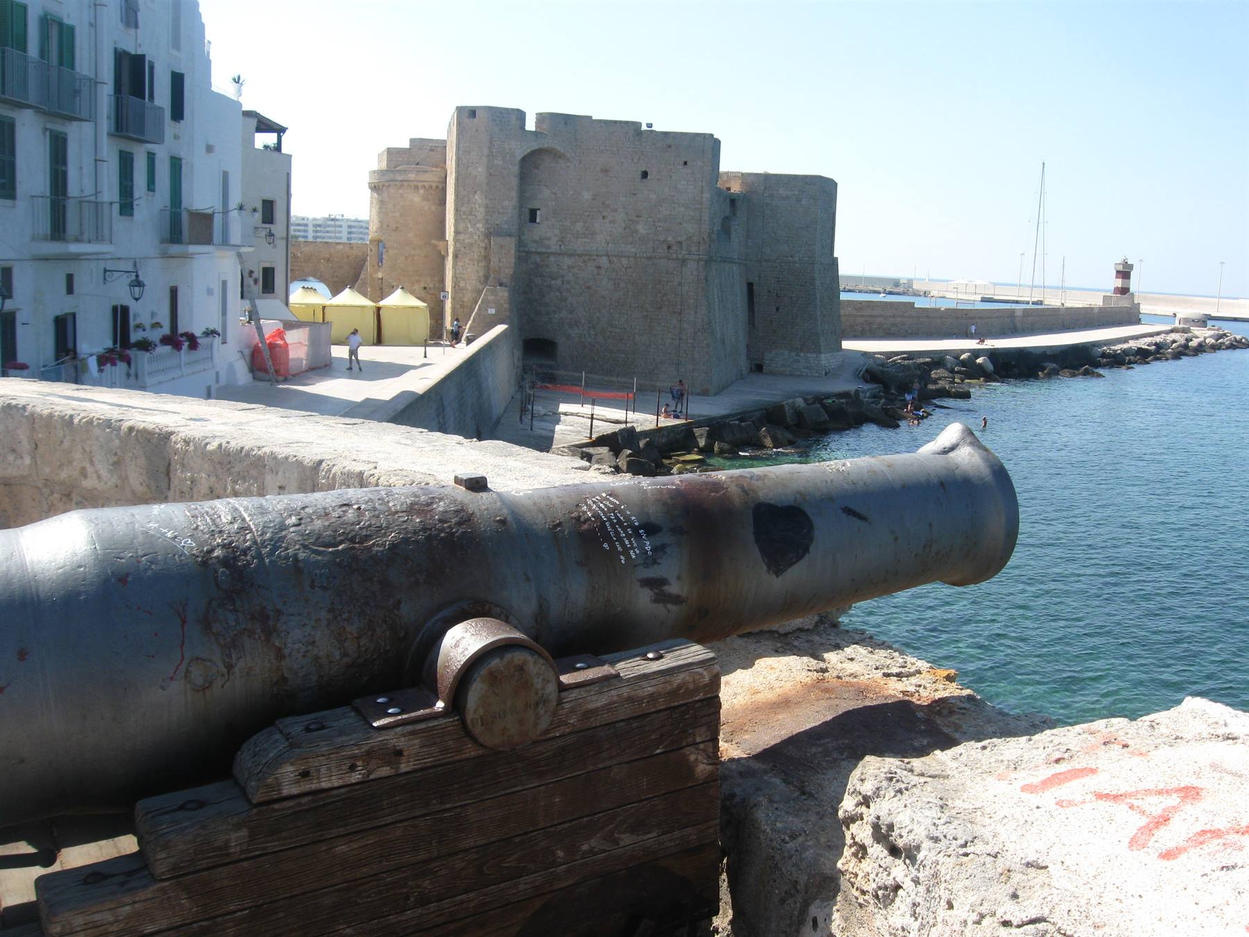 Cannone antico su affusto ligneo verso il mare, castello angioino a Monopoli