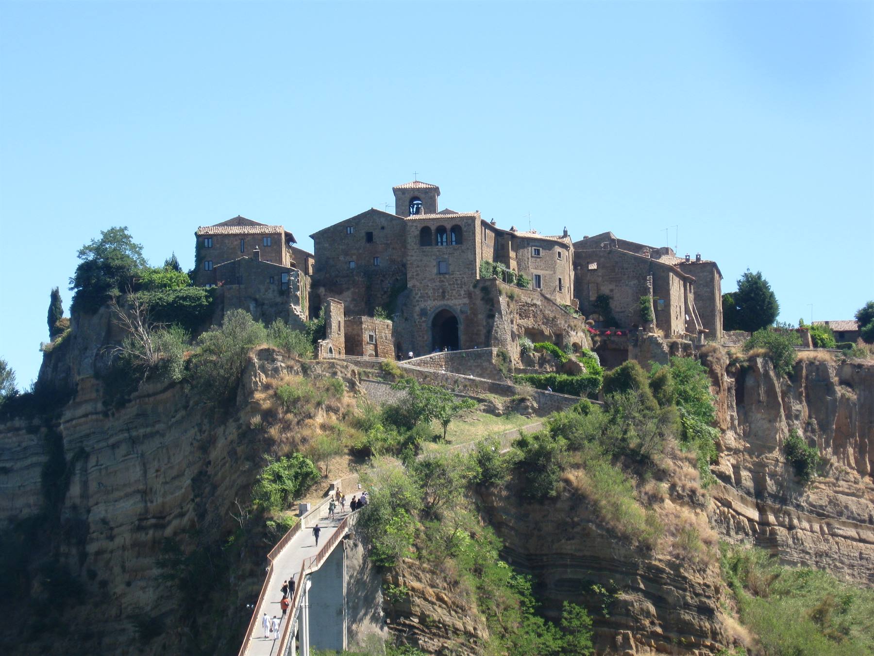 Civita di Bagnoregio: case medievali di tufo sulla rupe, ponte pedonale sotto