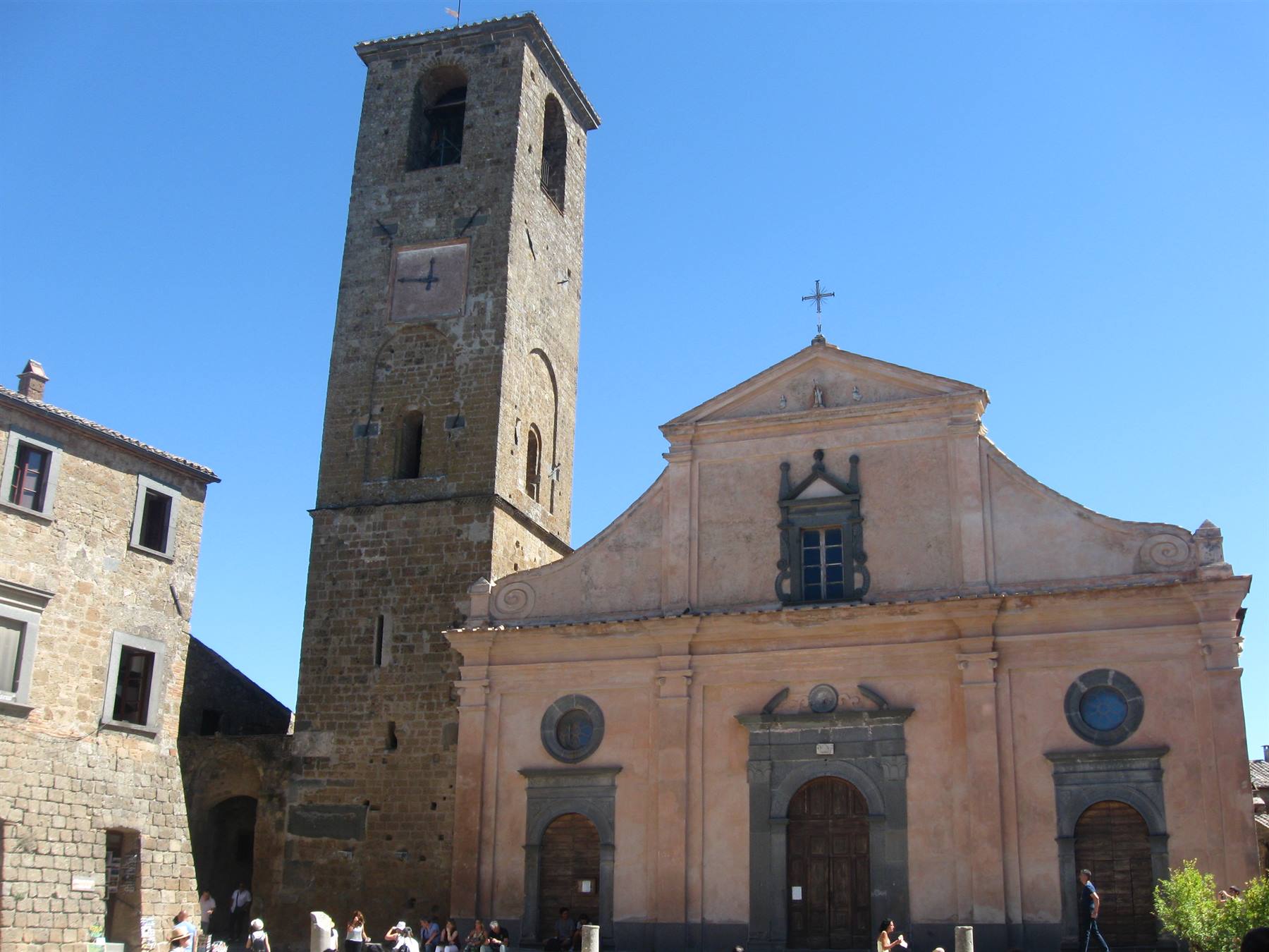 Chiesa di San Donato a Civita di Bagnoregio, campanile in pietra sotto cielo azzurro