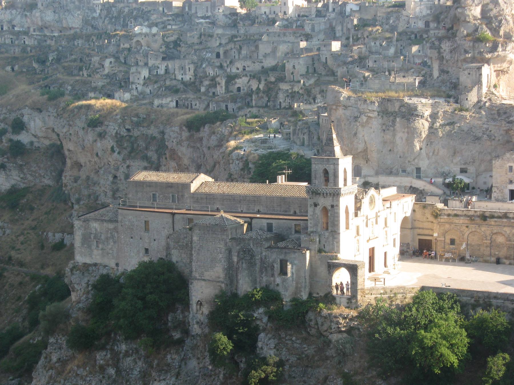 Chiesa di San Pietro Caveoso su roccia calcarea, dietro i sassi di Matera