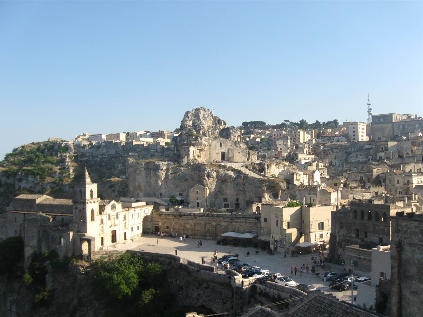 Chiesa e case scavate nella roccia calcarea, Matera, luce solare