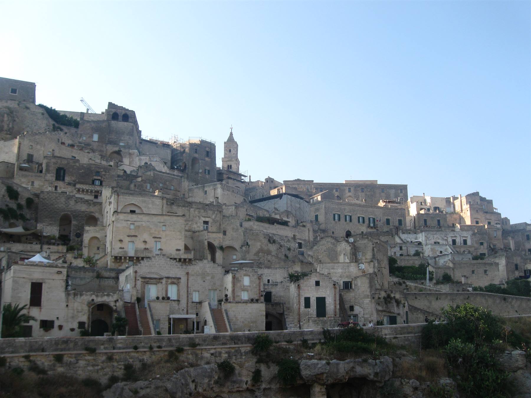I Sassi di Matera, antiche case in pietra calcarea sotto il cielo azzurro
