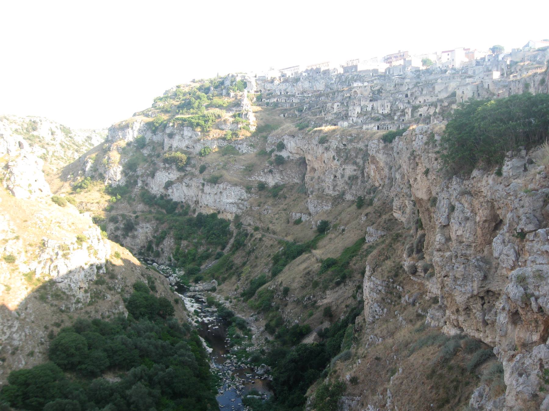 Sassi di Matera scavati nella roccia sopra la gravina, luce mattutina