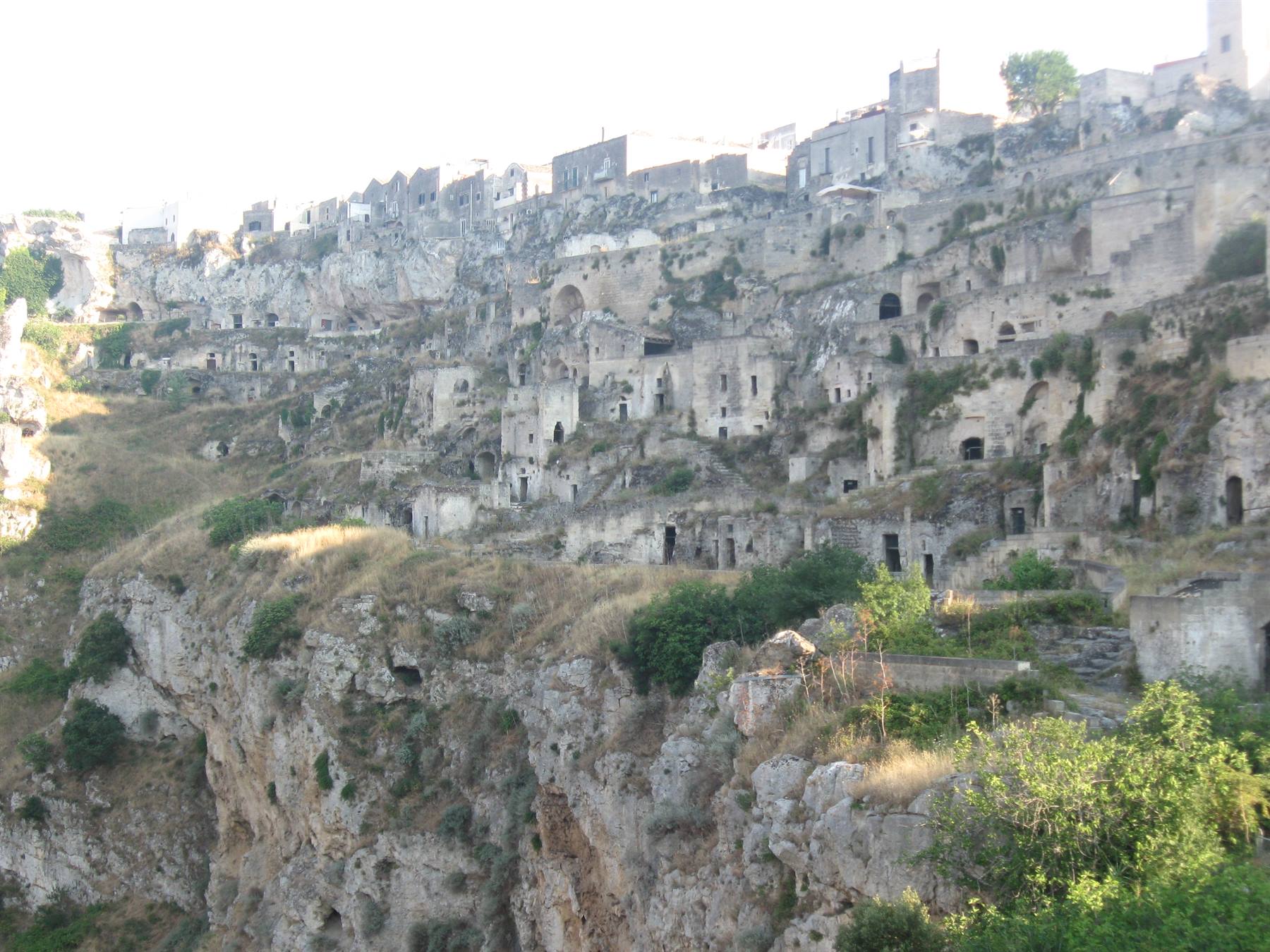 Sassi di Matera: case scavate nella roccia calcarea, luce diurna
