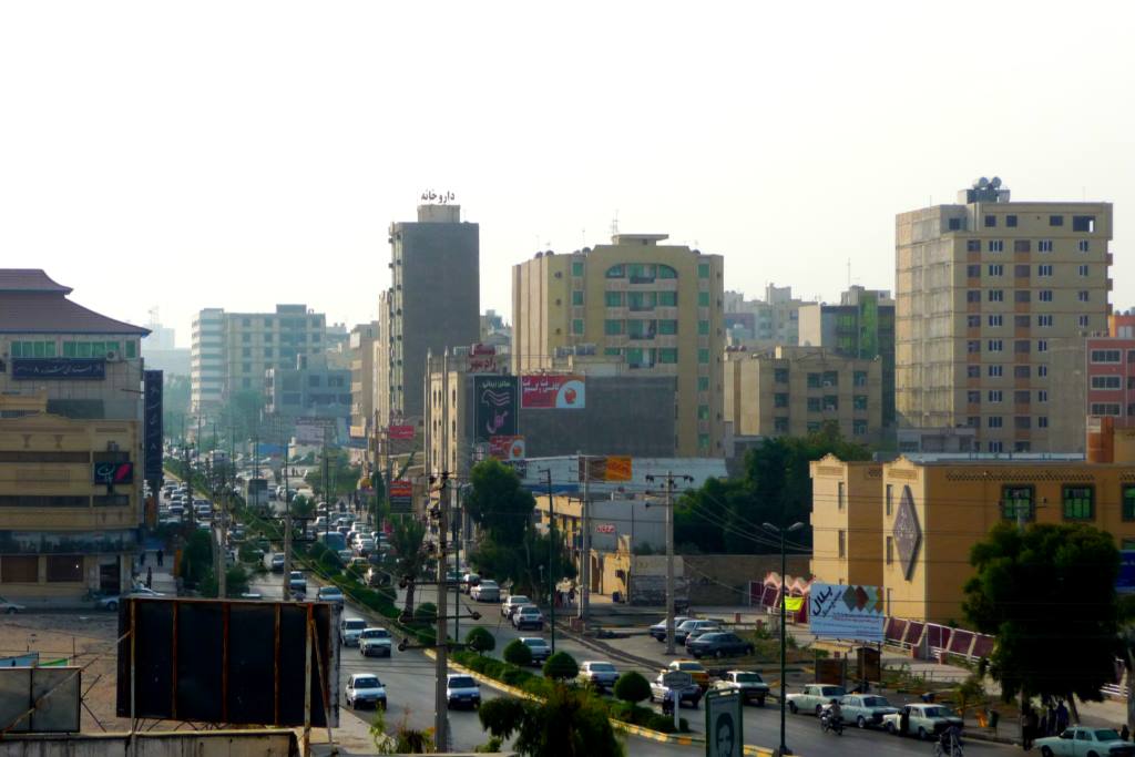 Traffic? intenso su un viale urbano tra edifici residenziali, luce afoasa