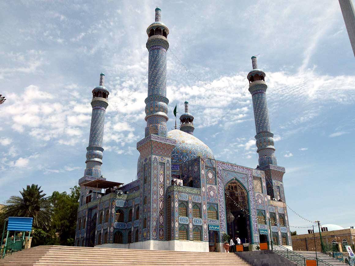 Santuario con minareti maiolicati azzurri e cupola, scalinata con pochi visitatori