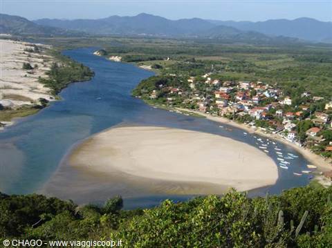 River with sandbars and boats near the village of Guarda do Embaú