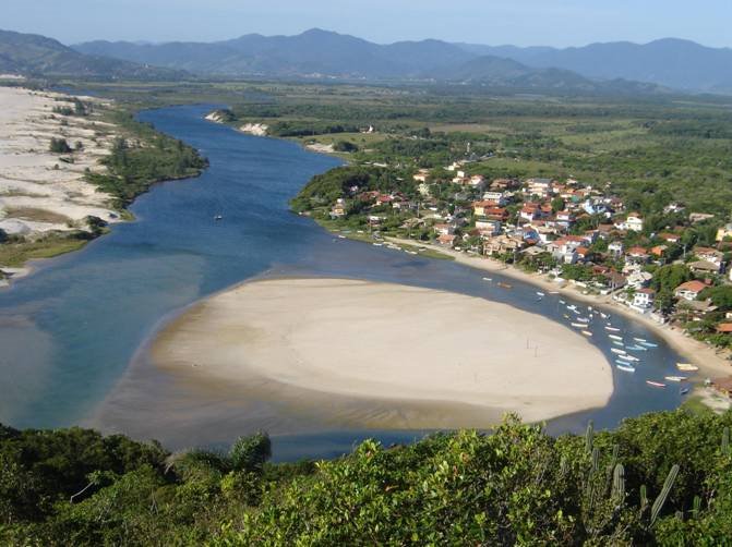 Fiume con banchi di sabbia e barche vicino al villaggio di Guarda do Embaú