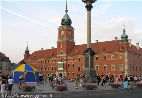 Warsaw Royal Castle with Zygmunt's Column, tourists strolling the square
