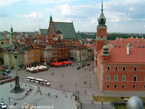 Castle Square in Warsaw: red Royal Castle, Sigismund's column, colorful old town houses