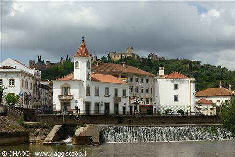 Tomar: white houses with red roofs, weir on the Nabão river, castle on the hill