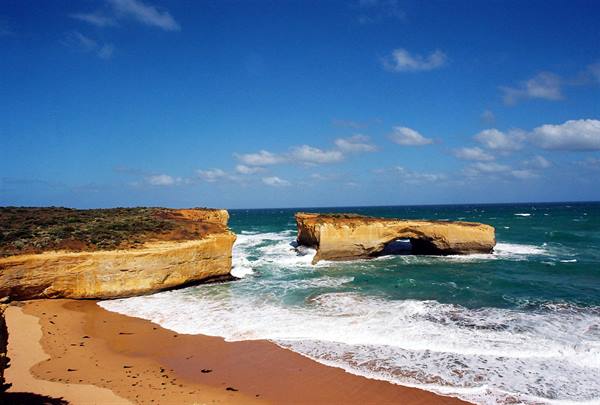 the spectacular London Bridge on the Great Ocean Road