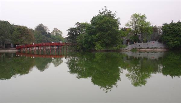Hanoi, bridge over Lake Kiem