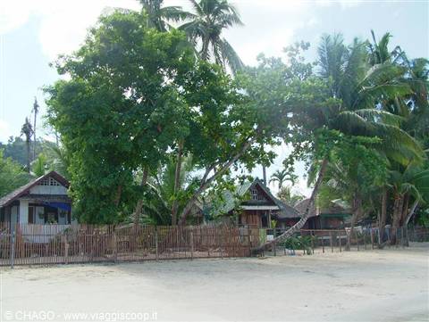 houses on the beach in El Nido