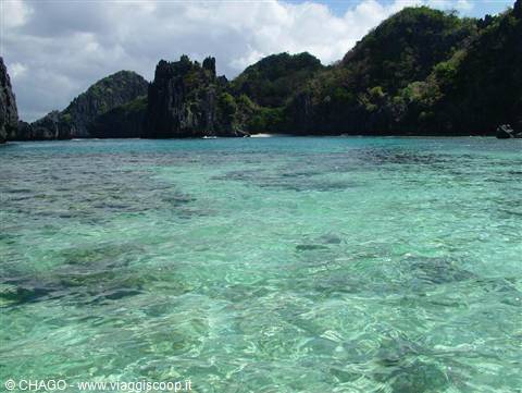 Clear turquoise water in front of El Nido limestone cliffs, Palawan