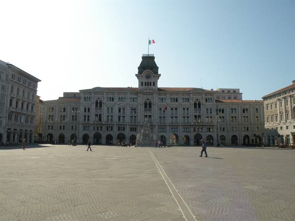 the square overlooking the sea