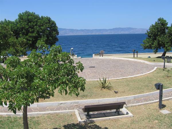a detail of the huge Reggio seafront...