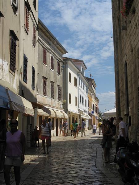 a stretch of Decumanus, entirely paved in Istrian marble